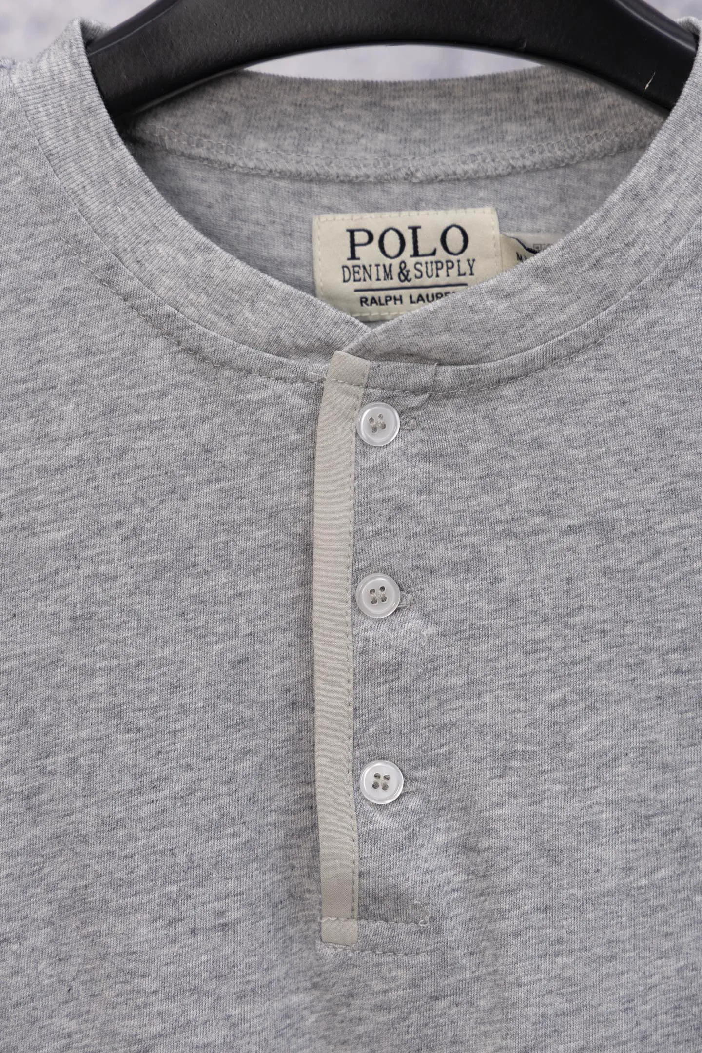 P180 RALPH LAUREN/Ralph Lauren 25fw war horse embroidered buttoned long-sleeved T-shirt with a sense of vitality and relaxation, middle-class old money style old money style Henry shirt War horse Henry shirt, a very rare series, a day of relaxation for the middle-class old money, this season is just right. Simple, refreshing, comfortable and easy to wear. Clean it up and you will be full of energy all day long. Size: S-XL Color: Gray White
